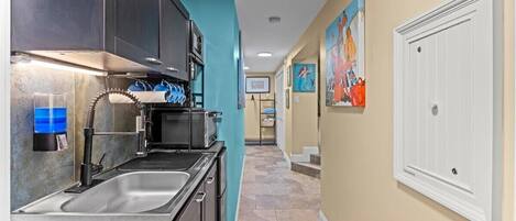 冰箱、微波炉、茶具/咖啡用具、烤面包机