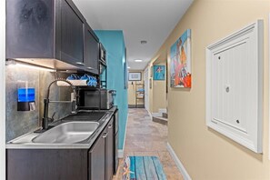 Refrigerador, microondas, cafetera y tetera y tostadora