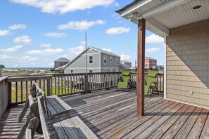 Terrace/patio - 3 Bedroom/2 Bath gulf-view home on Dauphin Island, just steps from the beach! (Dauphin Island)