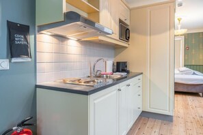 Estudio clásico, vistas a la ciudad | Cocina privada | Máquina de café espresso, cafetera o tetera y hervidor eléctrico