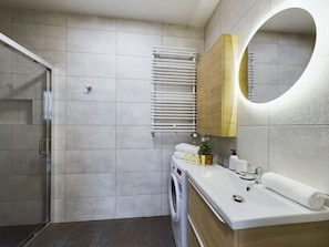 Studio, Balcony | Bathroom | Shower, free toiletries, towels, soap - Cosy Studio With Parking by Renters (Kraków)