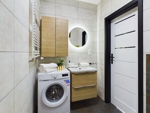Studio, Balcony | Bathroom | Shower, free toiletries, towels, soap - Cosy Studio With Parking by Renters (Kraków)