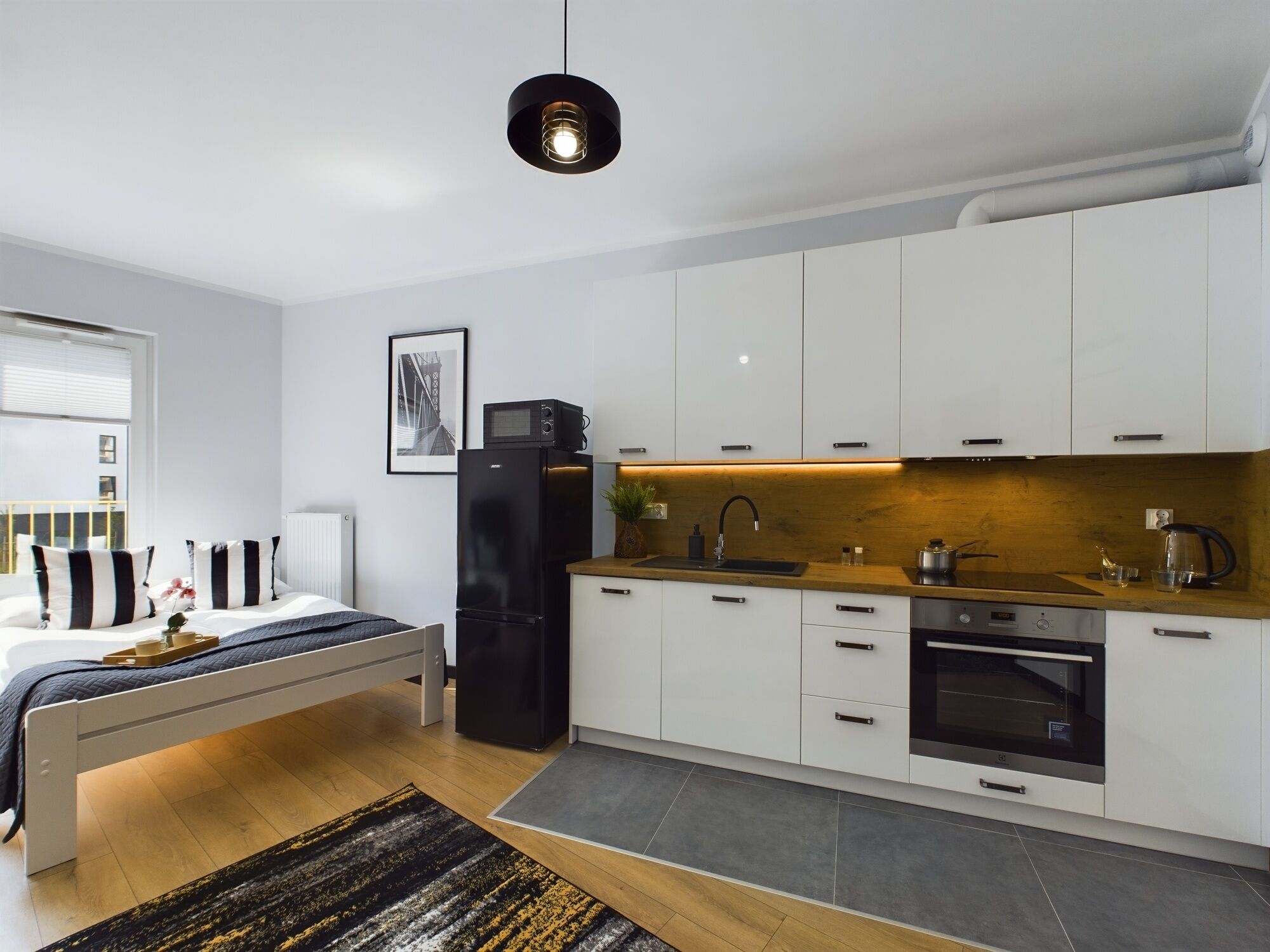 Studio, Balcony | Private kitchen | Microwave, oven, electric kettle, freezer