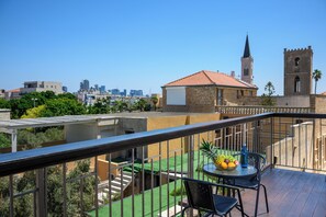 Superior Suite, Balcony | Soundproofing, free WiFi, bed sheets - Junes jaffa Luxury Apartments (Tel Aviv)