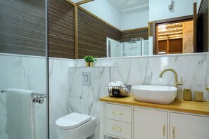 Dusche, Haartrockner, Bademäntel, Handtücher