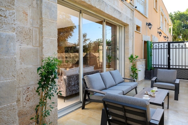 Presidential Apartment | Soundproofing, free WiFi, bed sheets - Junes jaffa Luxury Apartments (Tel Aviv)
