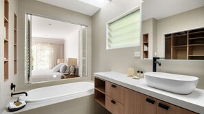 Douche, sèche-cheveux, serviettes fournies