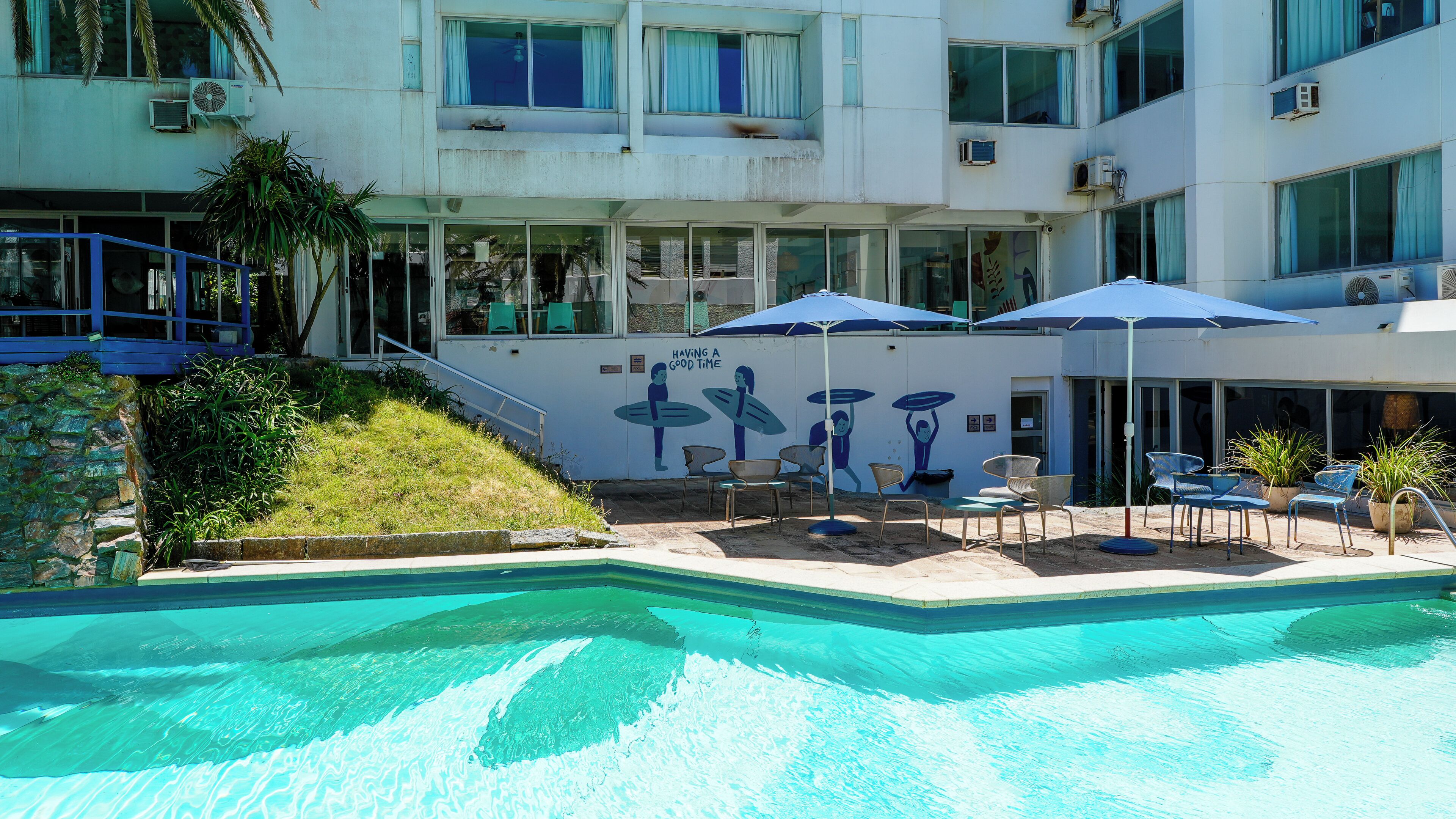 Una piscina cubierta, una piscina al aire libre