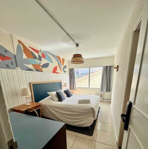 Kamar Double atau Twin Basic | Meja kerja, ruang kerja ramah laptop, dan Wi-Fi gratis