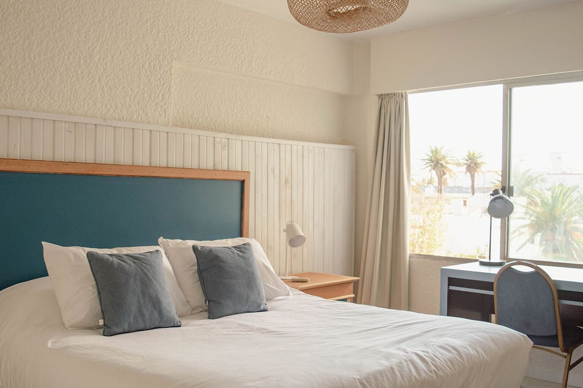 Eenvoudige kamer, 1 twee- of 2 eenpersoonsbedden | 1 slaapkamer, een bureau, een laptopwerkplek, gratis wifi