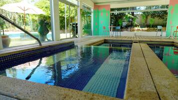 Una piscina cubierta, una piscina al aire libre