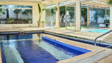 Inomhuspool och utomhuspool