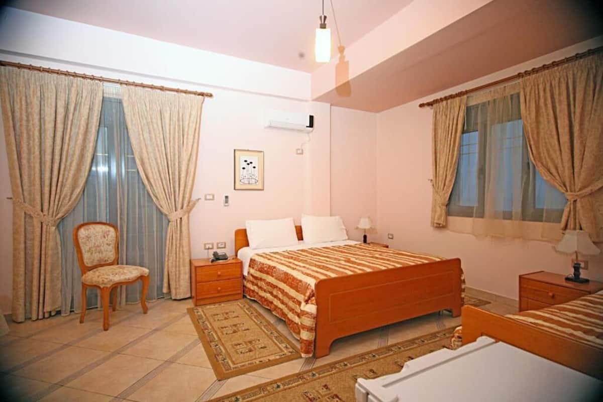 Habitación triple, balcón, vista al mar | Escritorio, tabla de planchar con plancha y wifi gratis