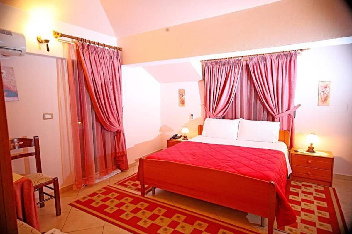 Habitación con 1 cama matrimonial o 2 individuales, balcón, vista al mar | Escritorio, tabla de planchar con plancha y wifi gratis