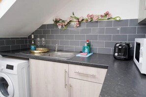 Réfrigérateur, micro-ondes, four, grille-pain