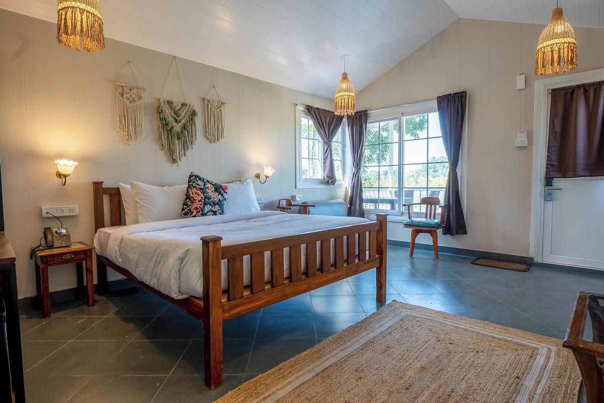 Magnolia Pond View Room | Desk, bed sheets