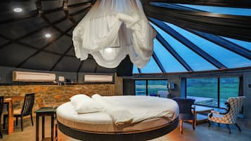 Stone Edge | Desk, bed sheets