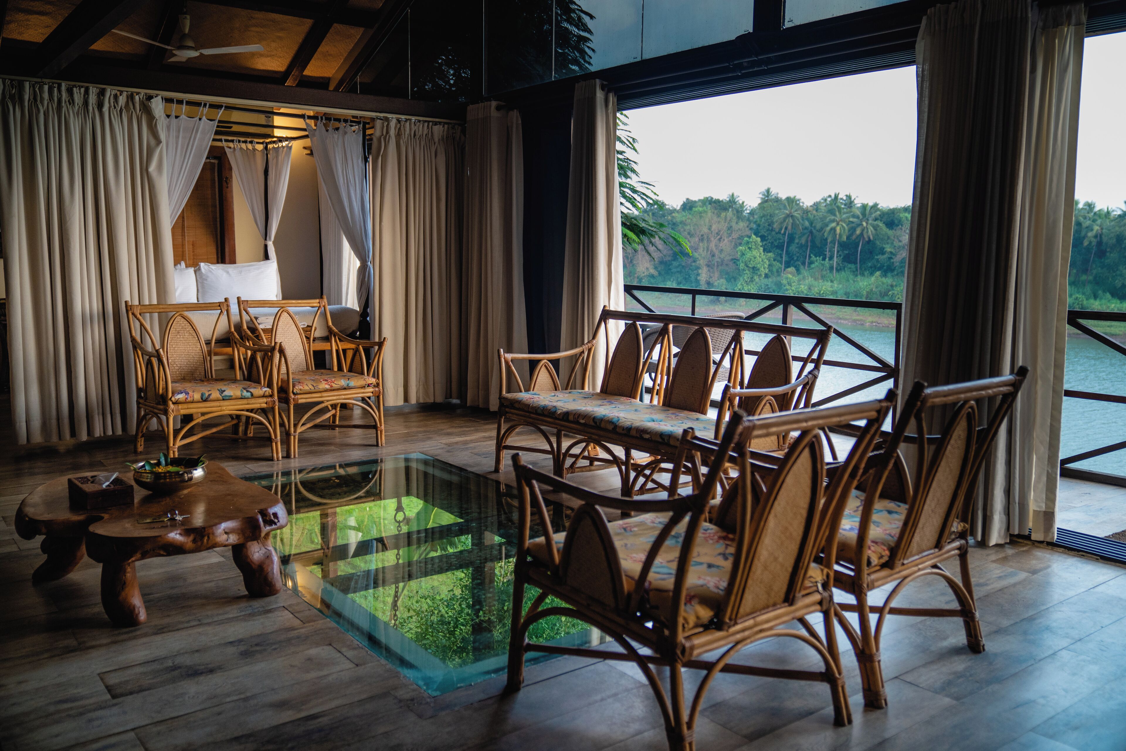 Habitación Deluxe | Escritorio y ropa de cama