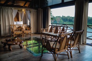 Bee Hive River View | Desk, bed sheets