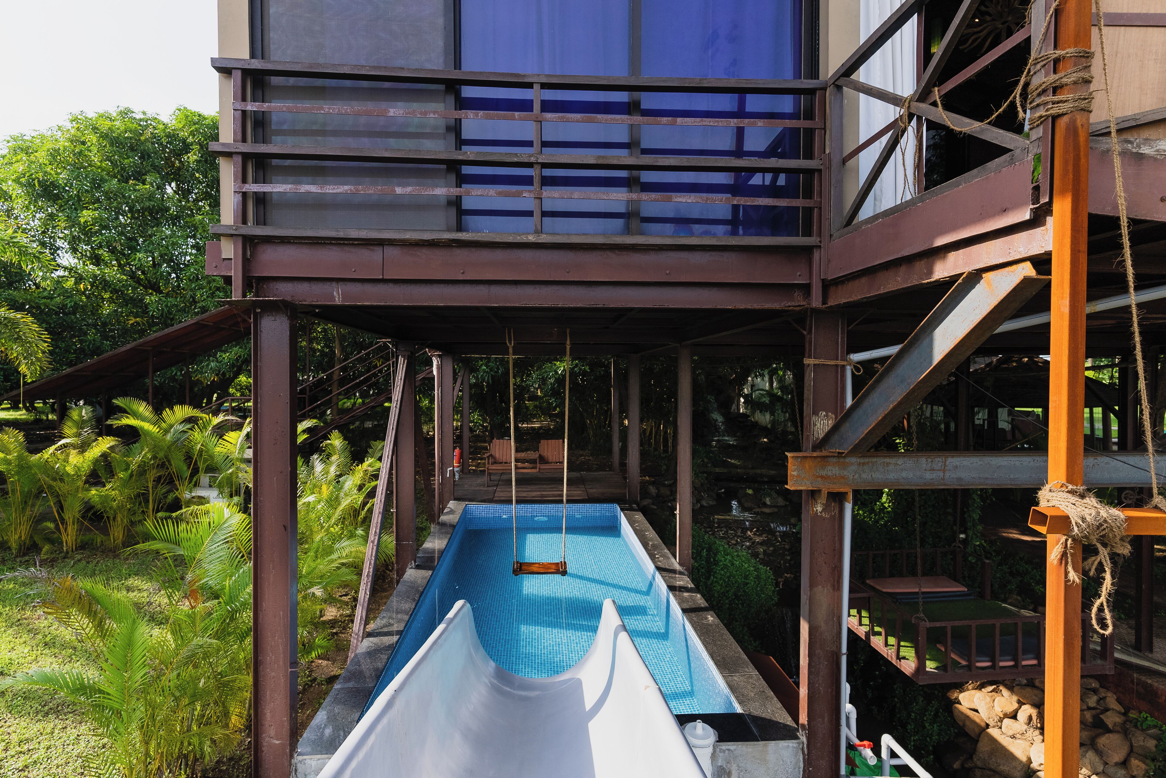 Bee Hive River View | Desk, bed sheets