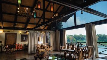 华丽客房 | 办公桌、床单