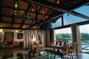 Escritorio y ropa de cama