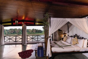 Tree house | Desk, bed sheets