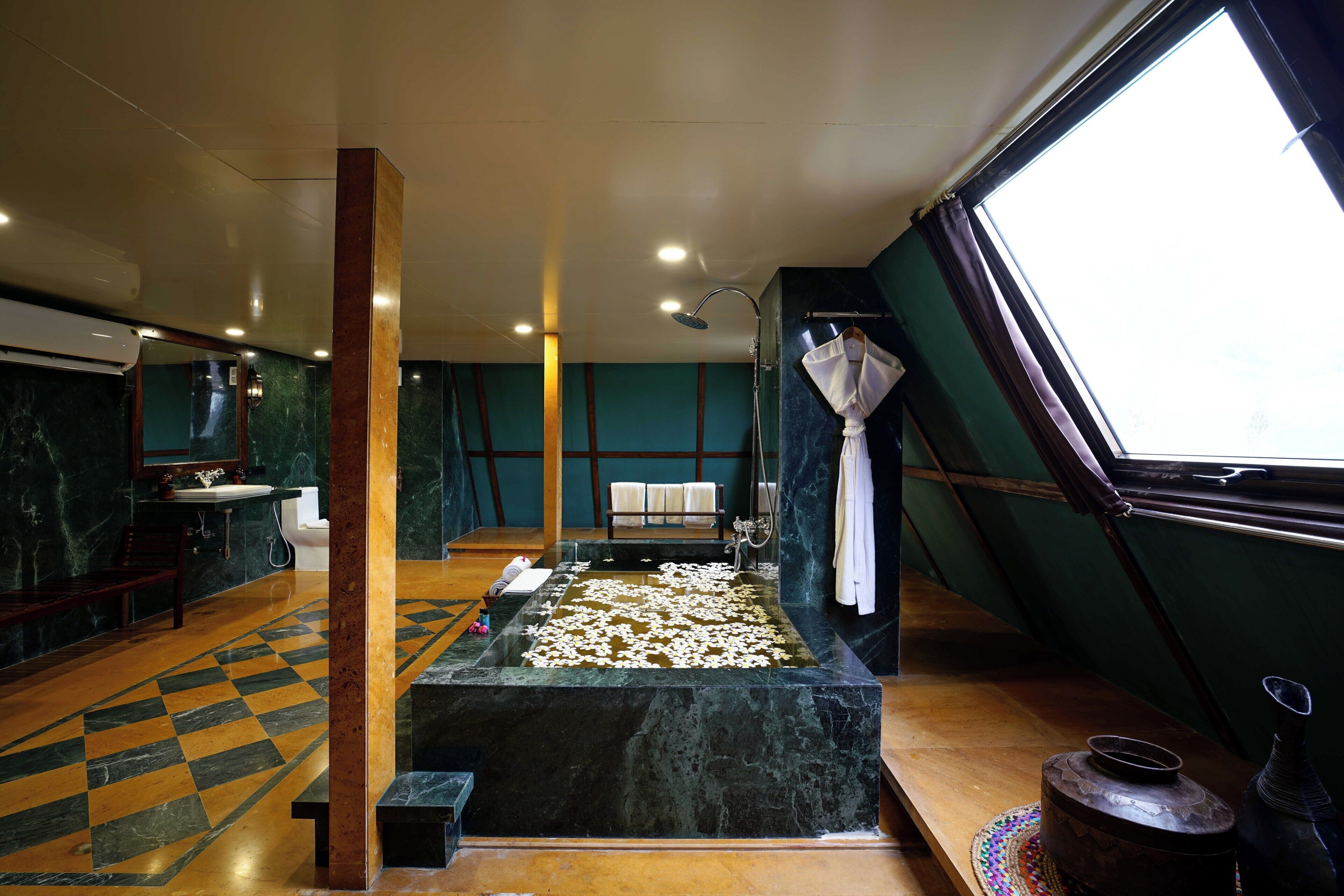 Pyramid Room | Bathroom | Shower, free toiletries, hair dryer, towels