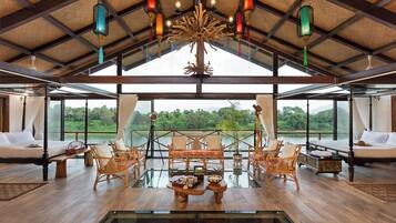 Bee Hive River View | Desk, bed sheets