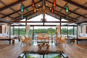 Escritorio y ropa de cama