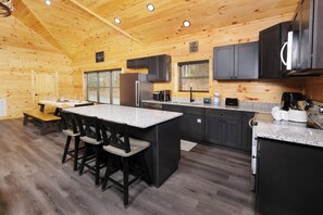 Fridge, microwave, oven, stovetop - Rollin' in the Mountains (Sevierville)