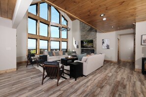 Smart TV, fireplace, table football - Smoky Skies (Sevierville)