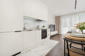 Fridge, oven, stovetop, dishwasher
