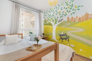 2 soverom, skrivebord, strykejern/-brett og reiseseng for barn