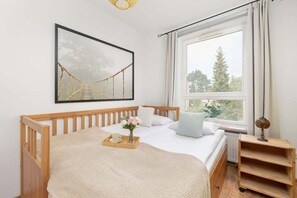 2 Schlafzimmer, Schreibtisch, Bügeleisen/Bügelbrett, Reisekinderbett