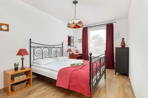 2 habitaciones, escritorio y tabla de planchar con plancha 