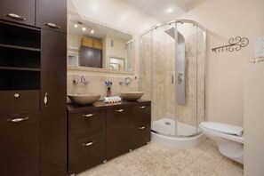 Dusche, Haartrockner, Handtücher, Shampoo