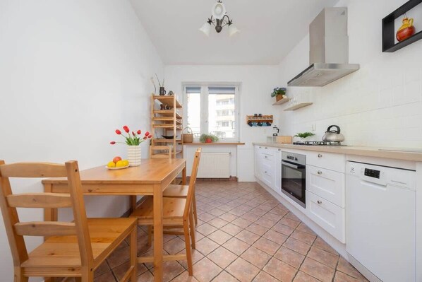 Fridge, oven, stovetop, dishwasher