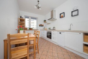 Fridge, oven, stovetop, dishwasher