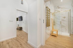 Shower, hair dryer, shampoo - Stylish Apartment for 4 Persons | Balcony and Workspace (Wroclaw)