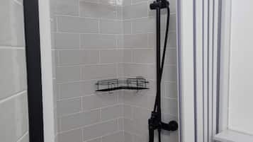 Deluxe Double or Twin Room | Bathroom
