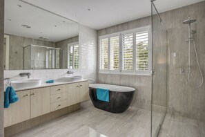 Shower, hair dryer, towels, toilet paper - Bellaluca Hamptons: 5  BR, 6  BA House in Sorrento , Sleeps 12 (Sorrento)