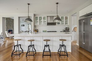 Fridge, microwave, oven, stovetop - Bellaluca Hamptons: 5  BR, 6  BA House in Sorrento , Sleeps 12 (Sorrento)