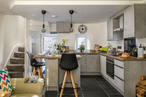 Cosy cottage for two, dog friendly with log burner