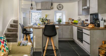 Cosy cottage for two, dog friendly with log burner