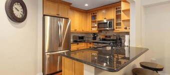 Inviting Ski-In/Ski-Out Condo at Okemo +Hot Tub
