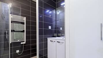 Dusche, kostenlose Toilettenartikel, Haartrockner, HandtĂŒcher