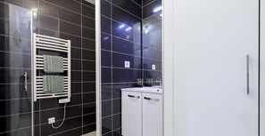 Dusche, kostenlose Toilettenartikel, Haartrockner, Handtücher