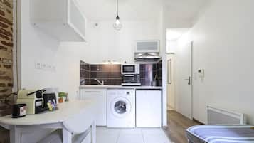 Fridge, microwave, oven, coffee/tea maker