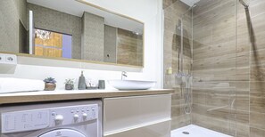 Regadera, amenidades de baño gratuitas, secadora de cabello, toallas 